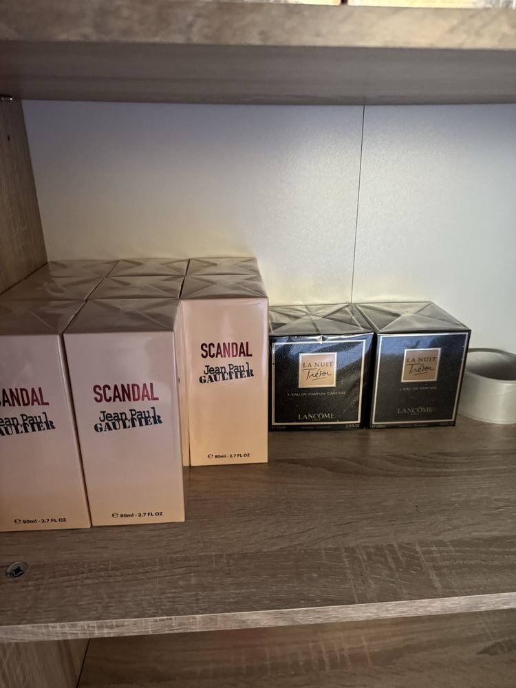 Vand parfumuri en gross