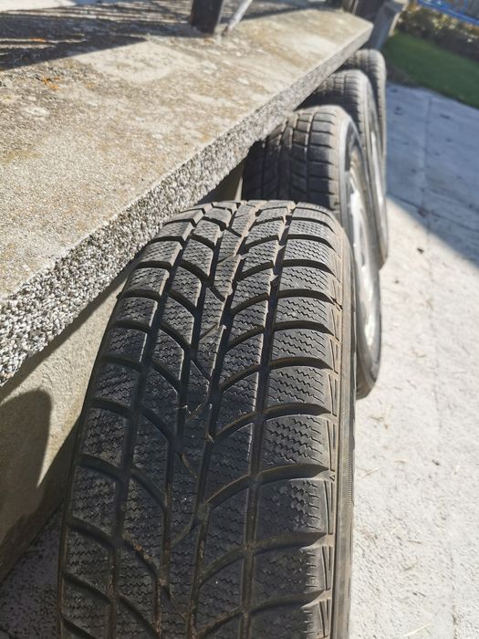 3 броя зимни гуми hankook 205 70 15