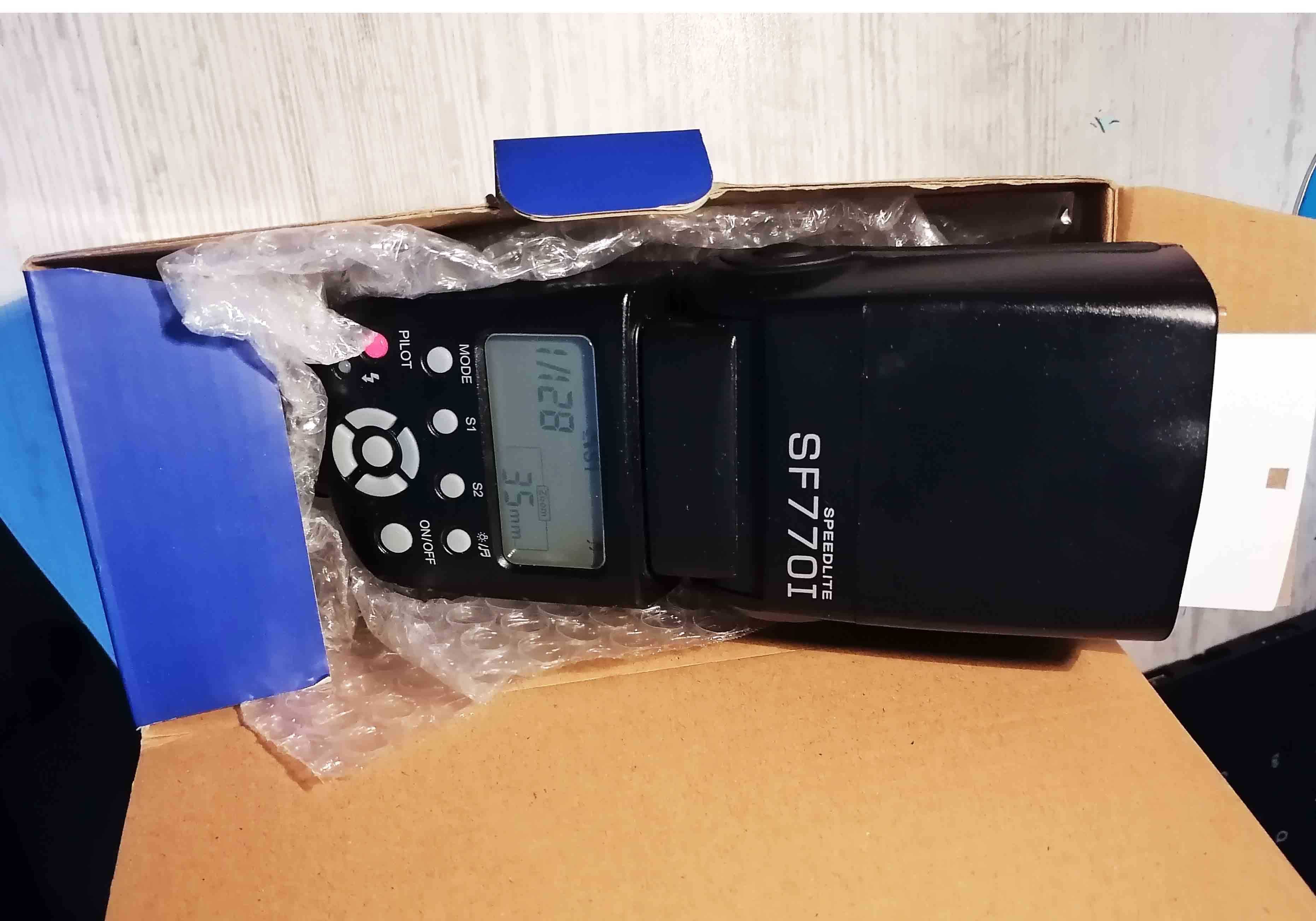Продавам универсална фотосветкавица -SF 770 I
