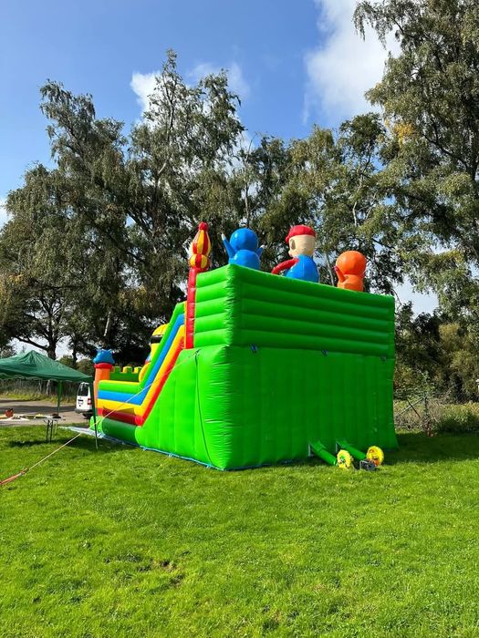 Vând topogan gonflabil folosit un sezon cu tot inclus suflate și kit