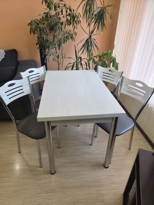 Маса за хранене със четири стола