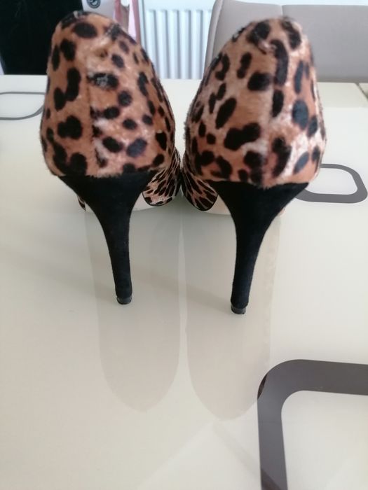 Pantofi clasici cu toc cui. Piele naturala