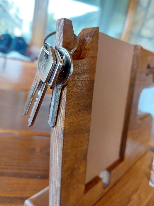 Suport de telefon și accesorii din lemn