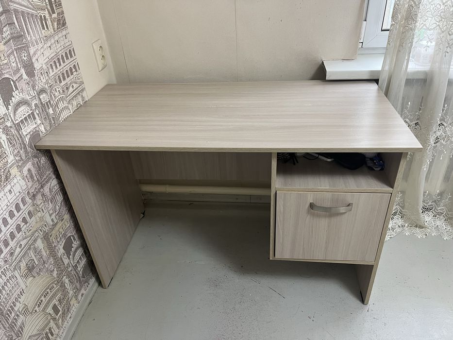 Офисный стол с тумбой