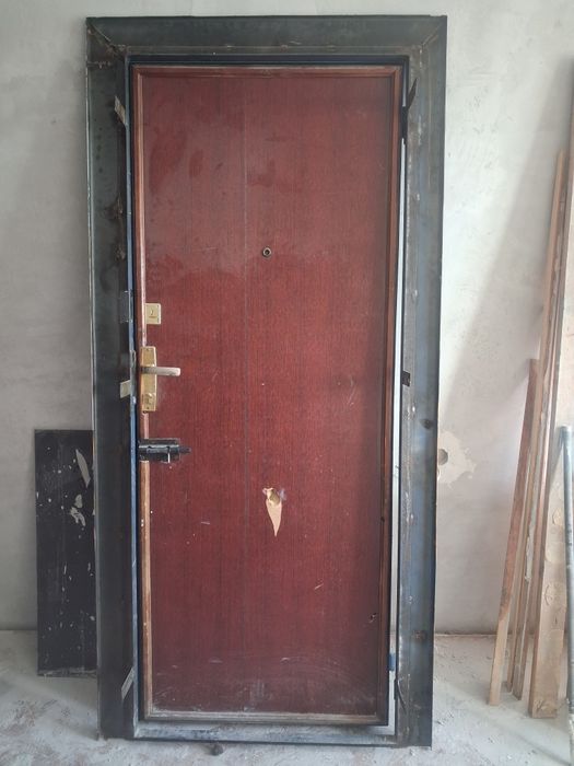 Продам металлическую дверь