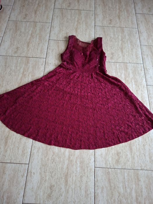 Vind rochiță mărimea 50.