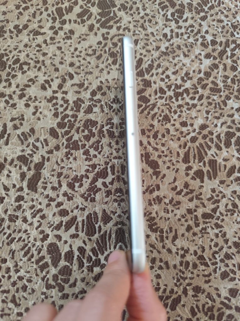 Iphone SE2020 с калъф, стъклени протектори и зарядно