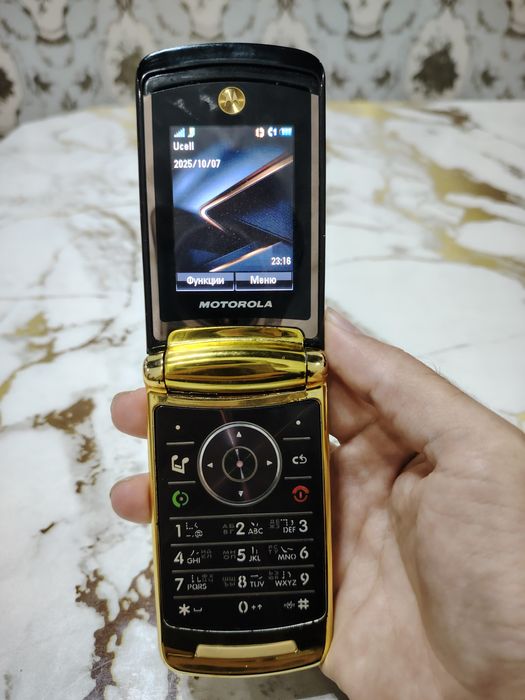 Motorola v8 Luxury Gold Edition