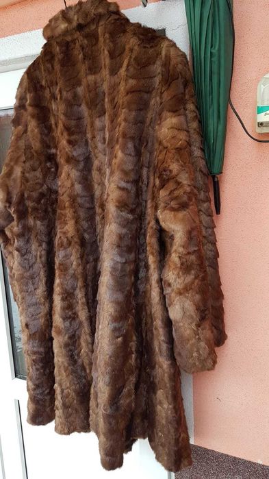 Haina blana nurca in stare buna