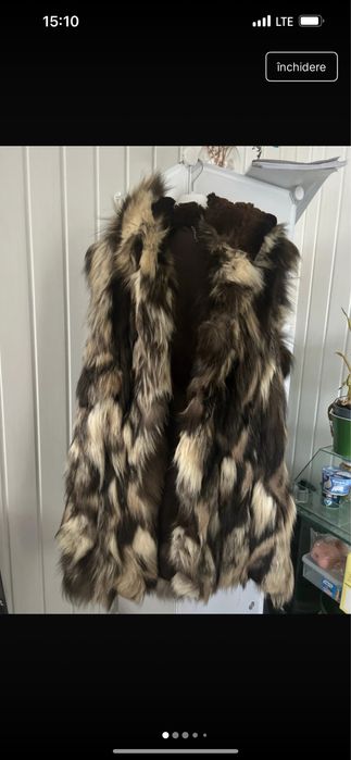 Vesta blana ,cu gluga foarte frumoasa . Cumparata din grecia