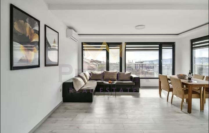 Дава се под наем Тристаен апартамент в Варна, Център - 95 кв.м за 800 € - Снимка #2