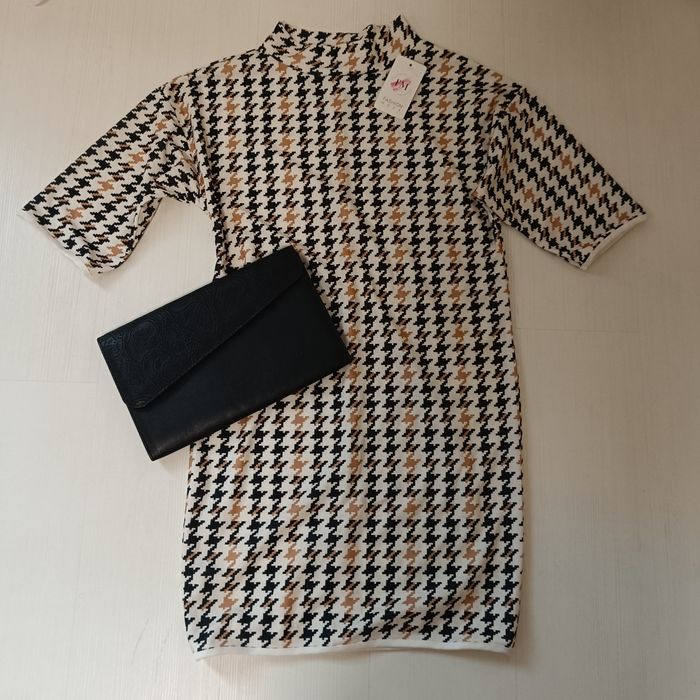 Спортно елегантна рокля . С приятен десен,подходяща за всякакъв повод