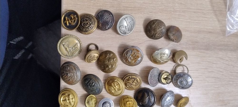 Butoni metalici diferiti