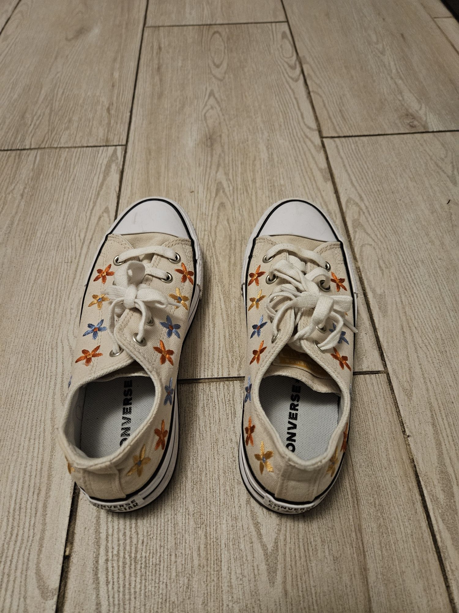 Converse all star model floral