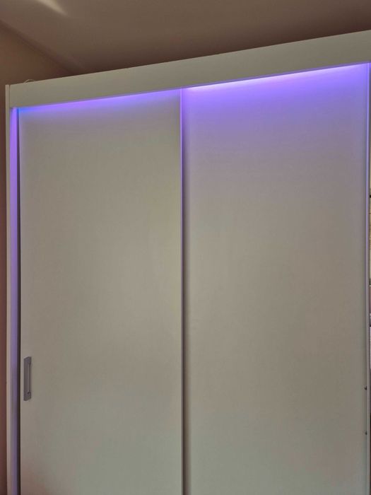 Модерен гардероб с LED осветление и огледална врата, стилен акцент