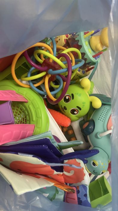 Продаю большой пакет детских игрушек