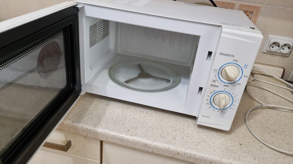 Продам микроволновую печь с грилем