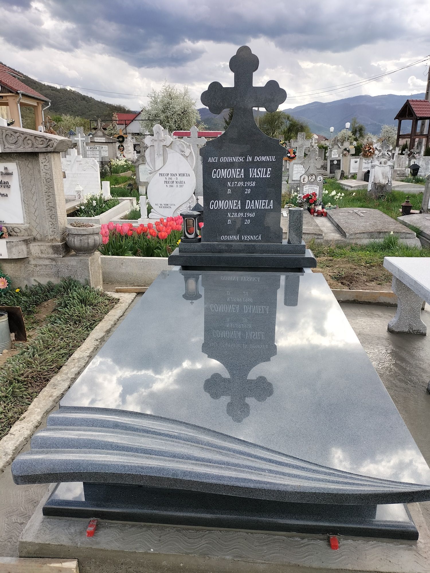 Monumente funerare