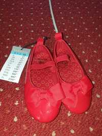 Sandalute rosii fetite