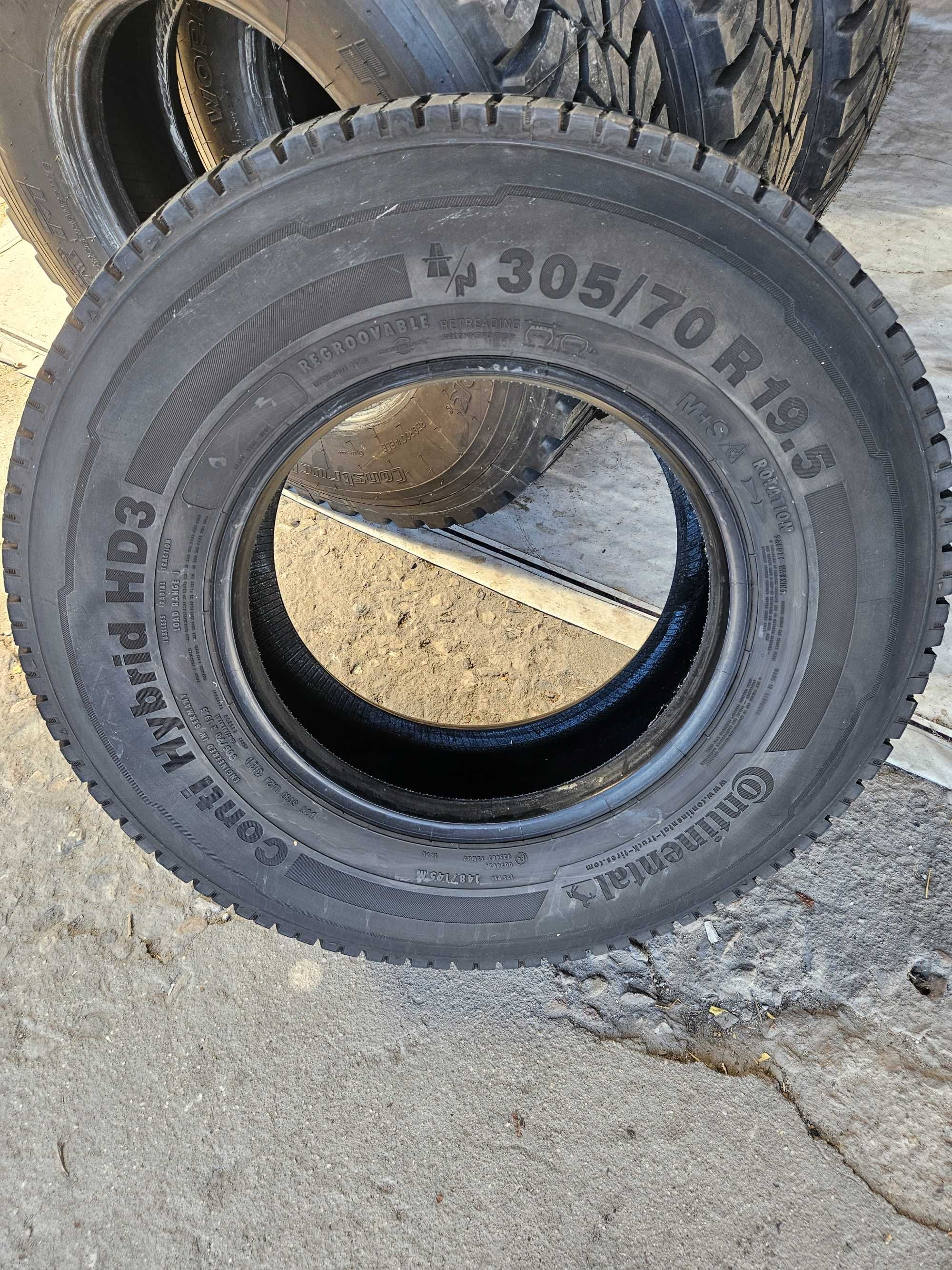 2 тежкотоварни гуми 305/70R19.5 Continental HybridHD3 148/145M DOT2021