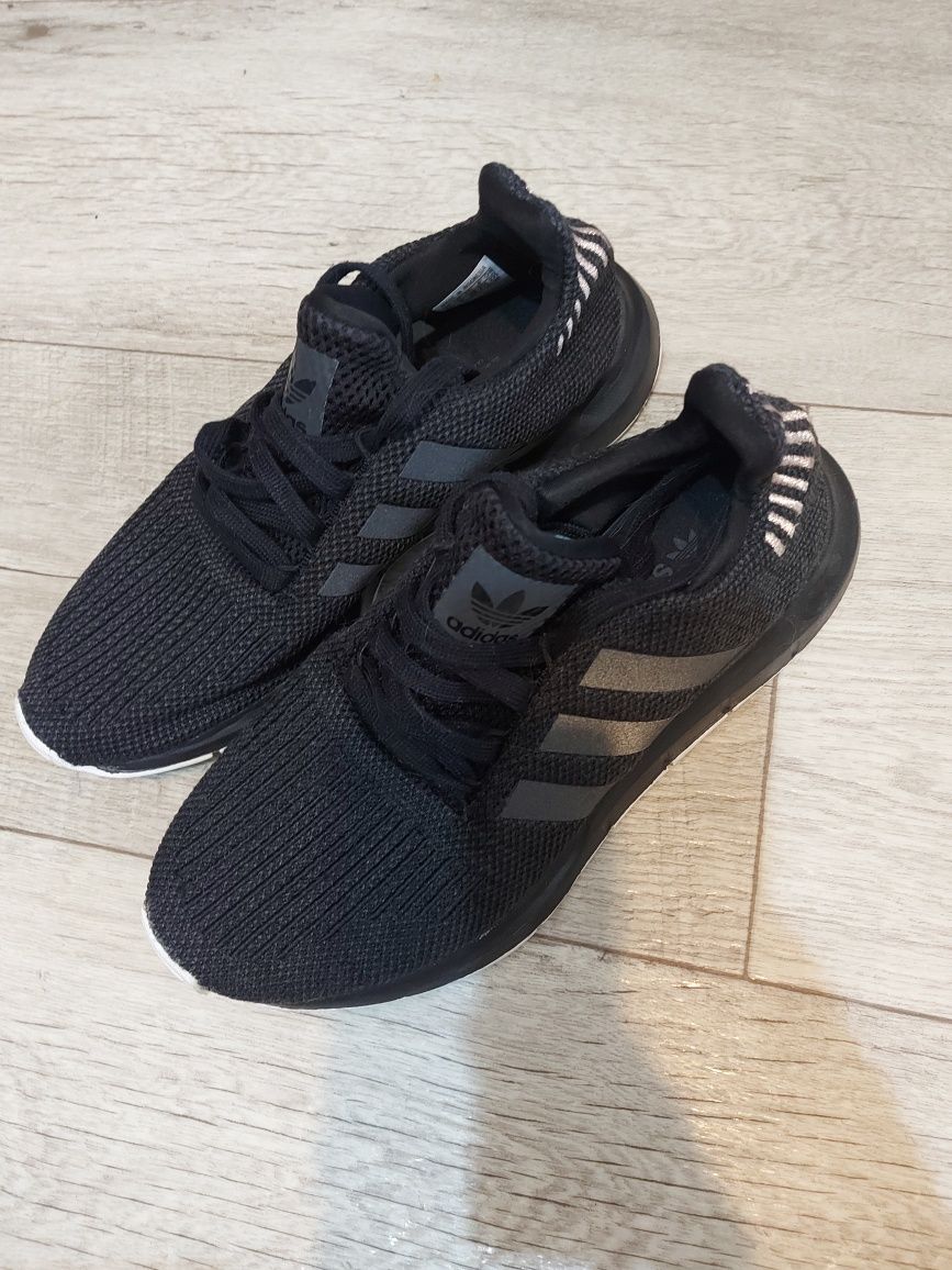 Кроссовки adidas женские