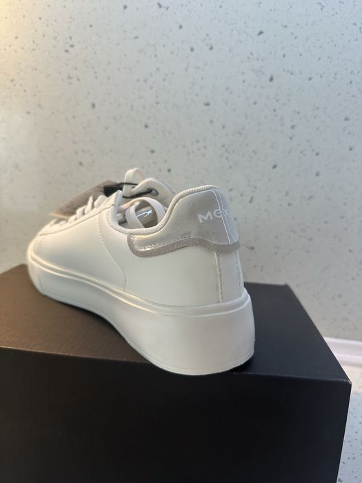 Бели кецове на MEXX