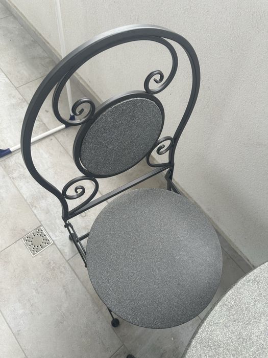 Masă si scaune in stare nouă