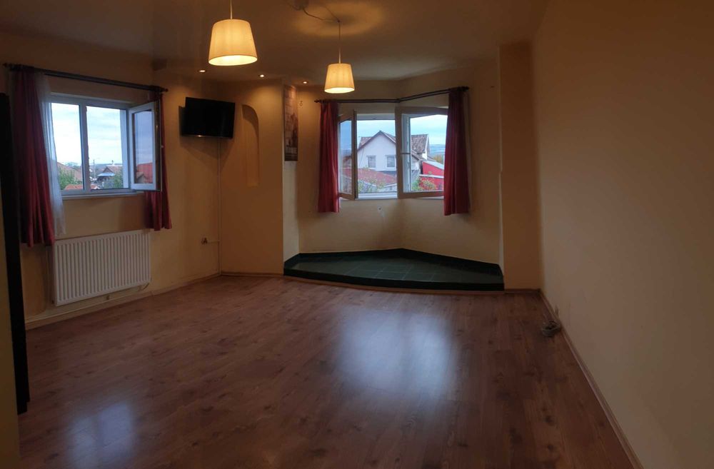 Apartament 2 camere în vilă cu curte. Parcare interioară.Str.Beiușului