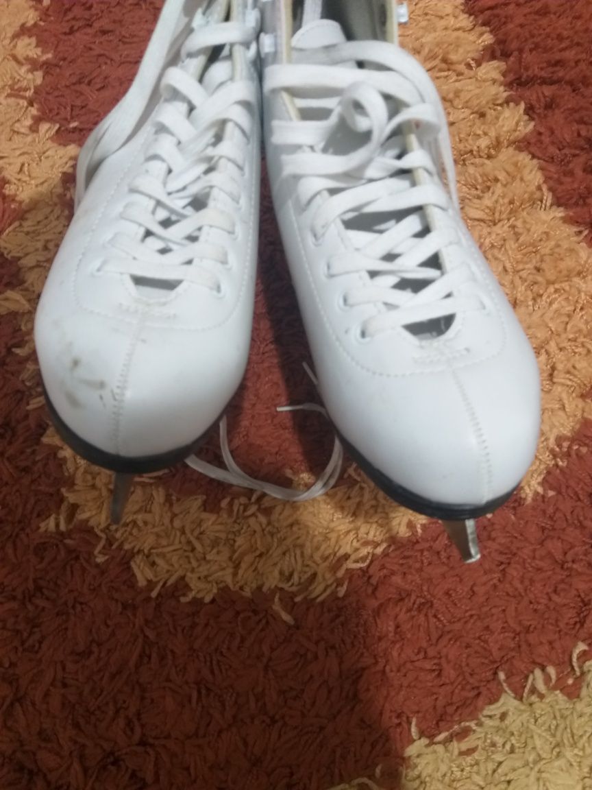Vand patine pt fete pret 105 lei negociabil