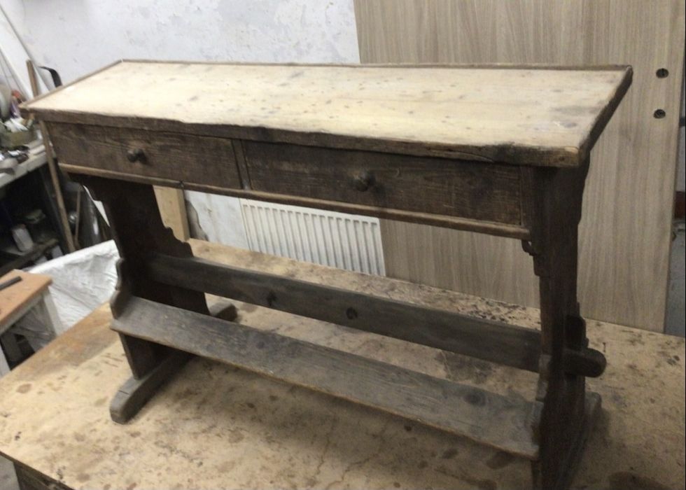 Vitrină de biblioteca Lingel 100de ani.fereastra masa diverse din lemn