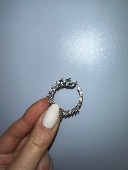 Елегантни обеци за повод