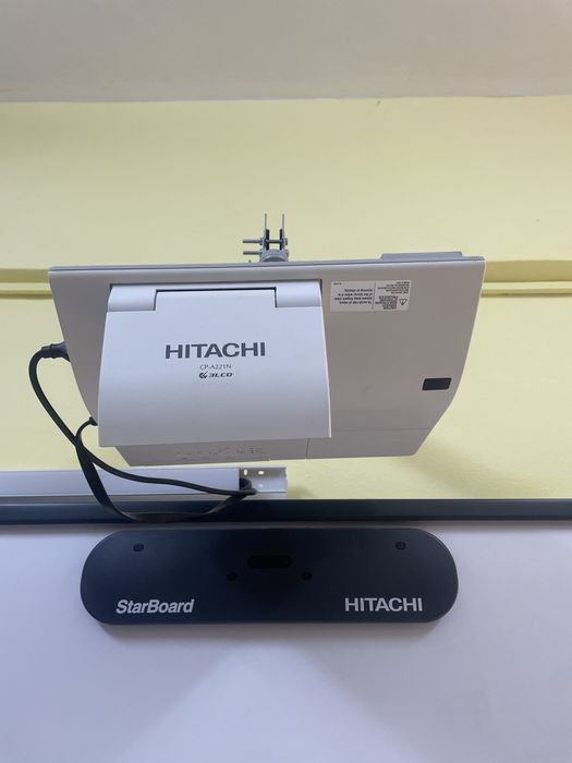Tabla interactiva Hitachi si videoproiector