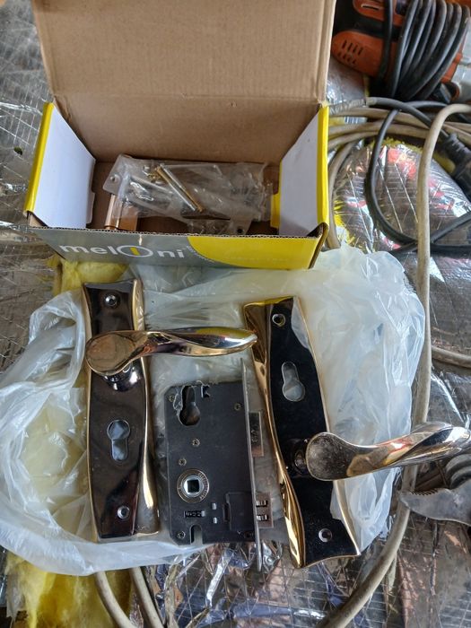 железная дверь с новым замком в комплекте