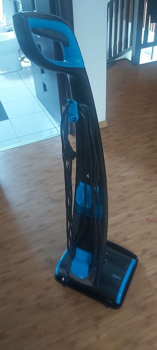 Vând aspirator vertical cu spălare Phillips AquaTrio