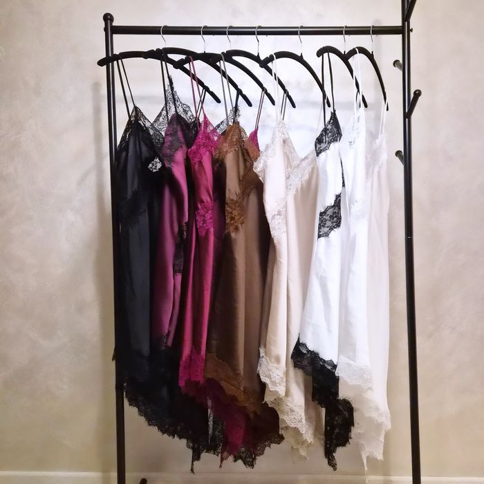 Сатенени рокли с дантела