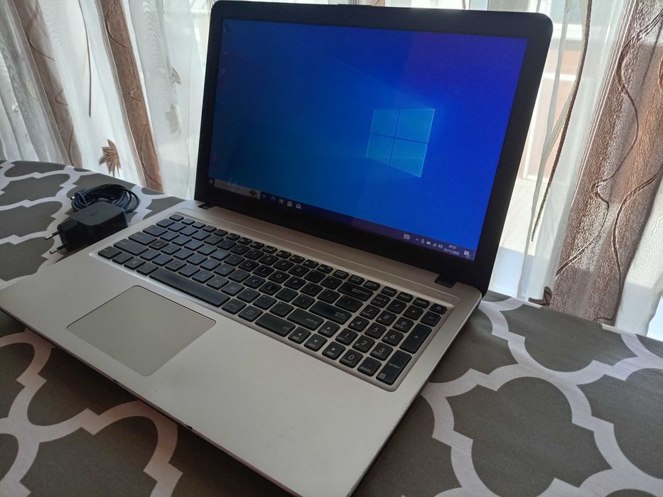 Vand Asus Vivobook. Bateria tine 3-4 ore.