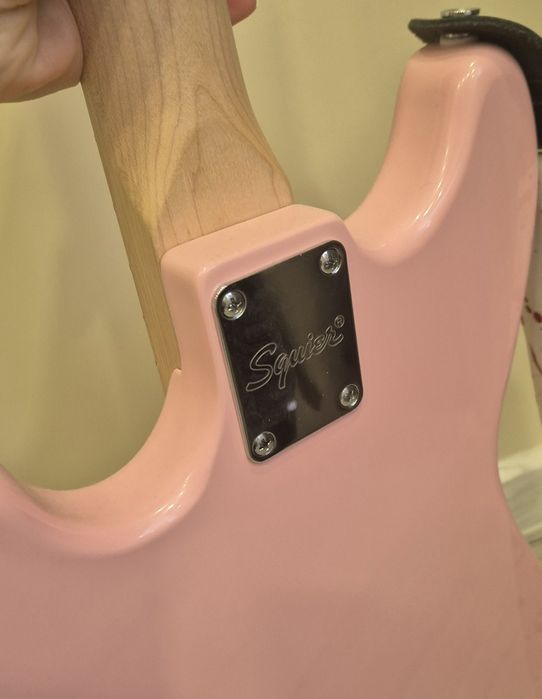 Squier short scale розова бас китара