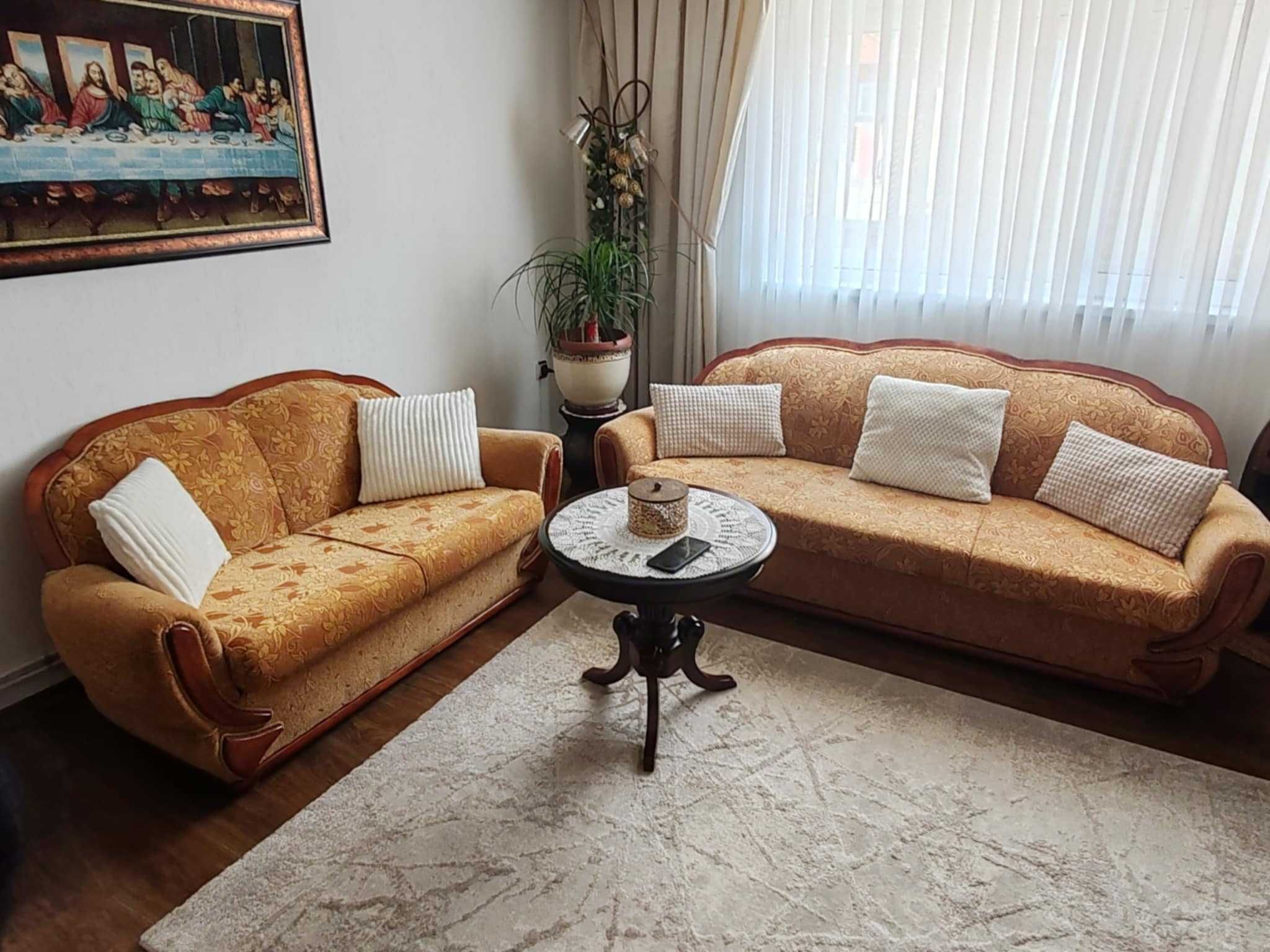 Продавам два дивана комплект 2 и 3