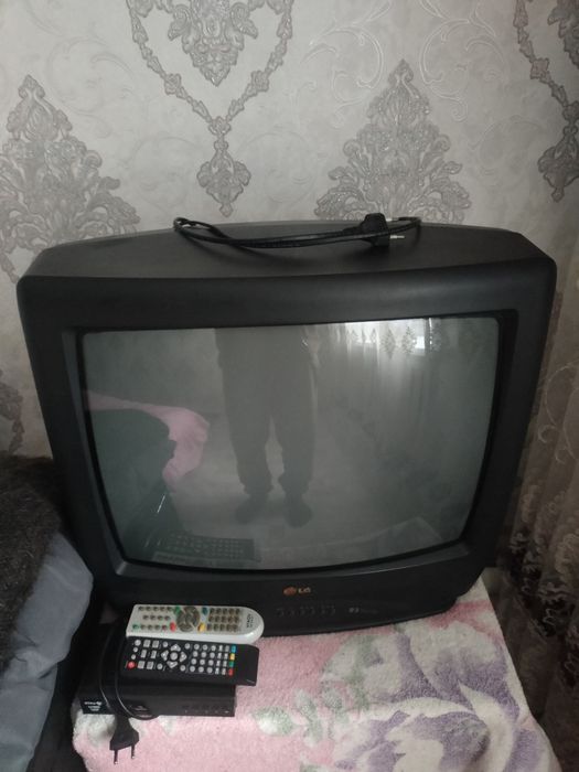 Продам телевизор в отличном рабочем состоянии приставка отау тв