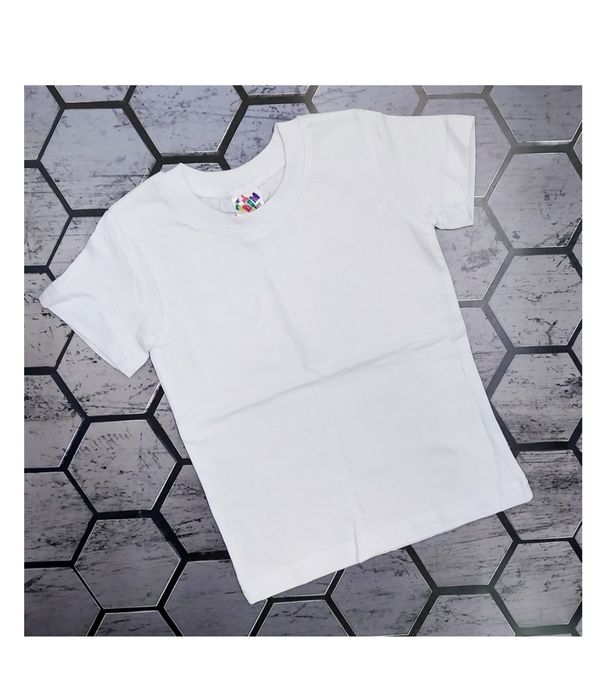 Однотонная белая футболка