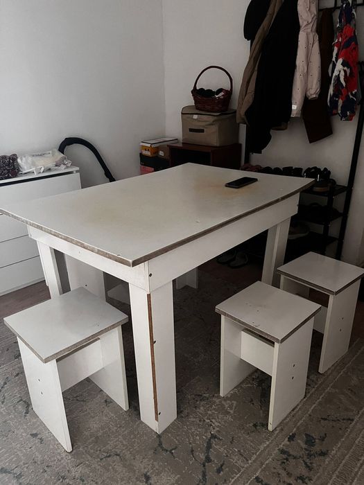 Кухонный стол с табуретками