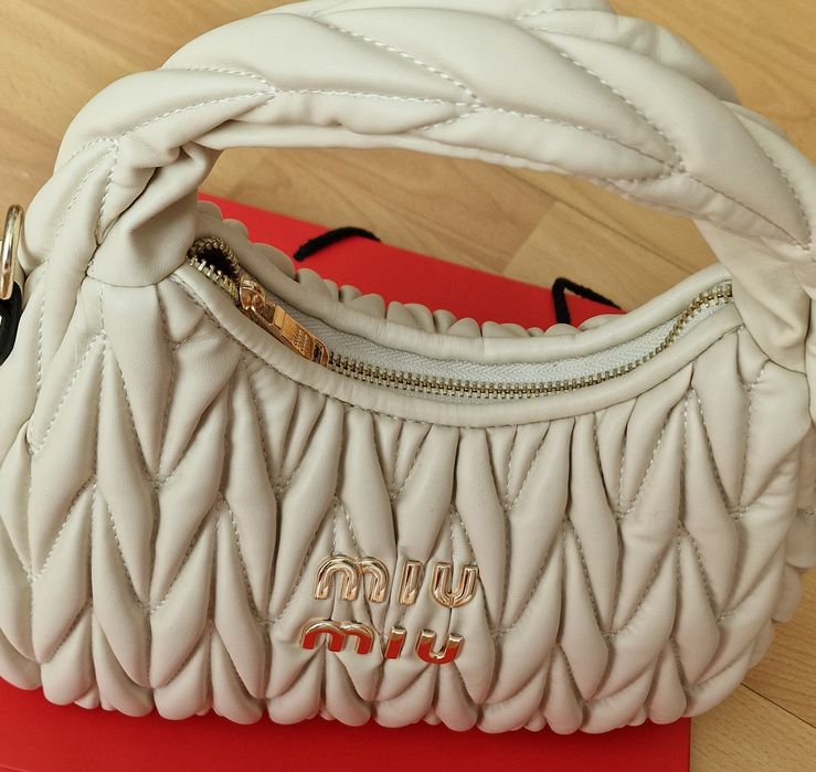 Geanta damă nude, curea detasabila, logo metalic auriu, saculet, etich