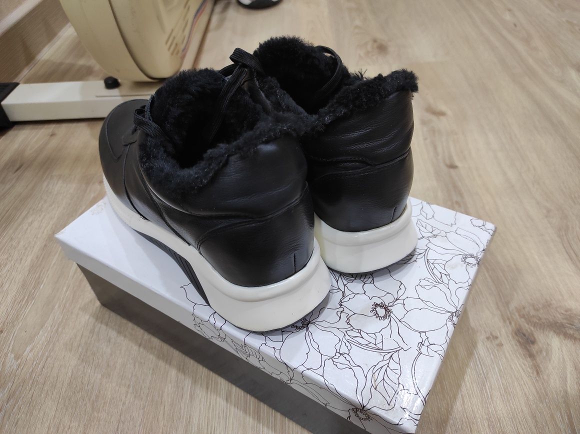 Продам женские зимние кроссовки