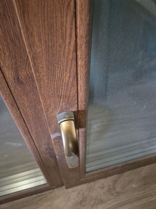 Vând 
1buc ușă 207/0,99
3 buc geam 160/123
1buc geam 140/123
1buc geam