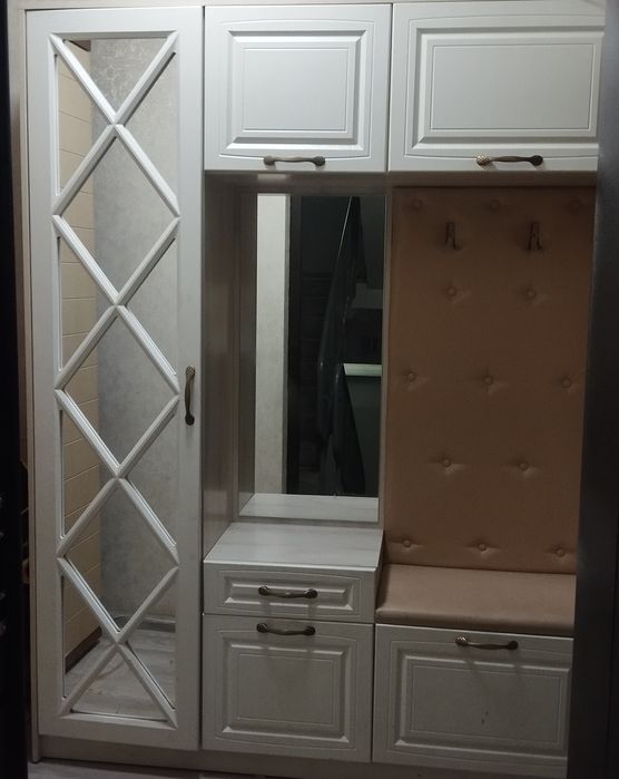 Продаем прихожую