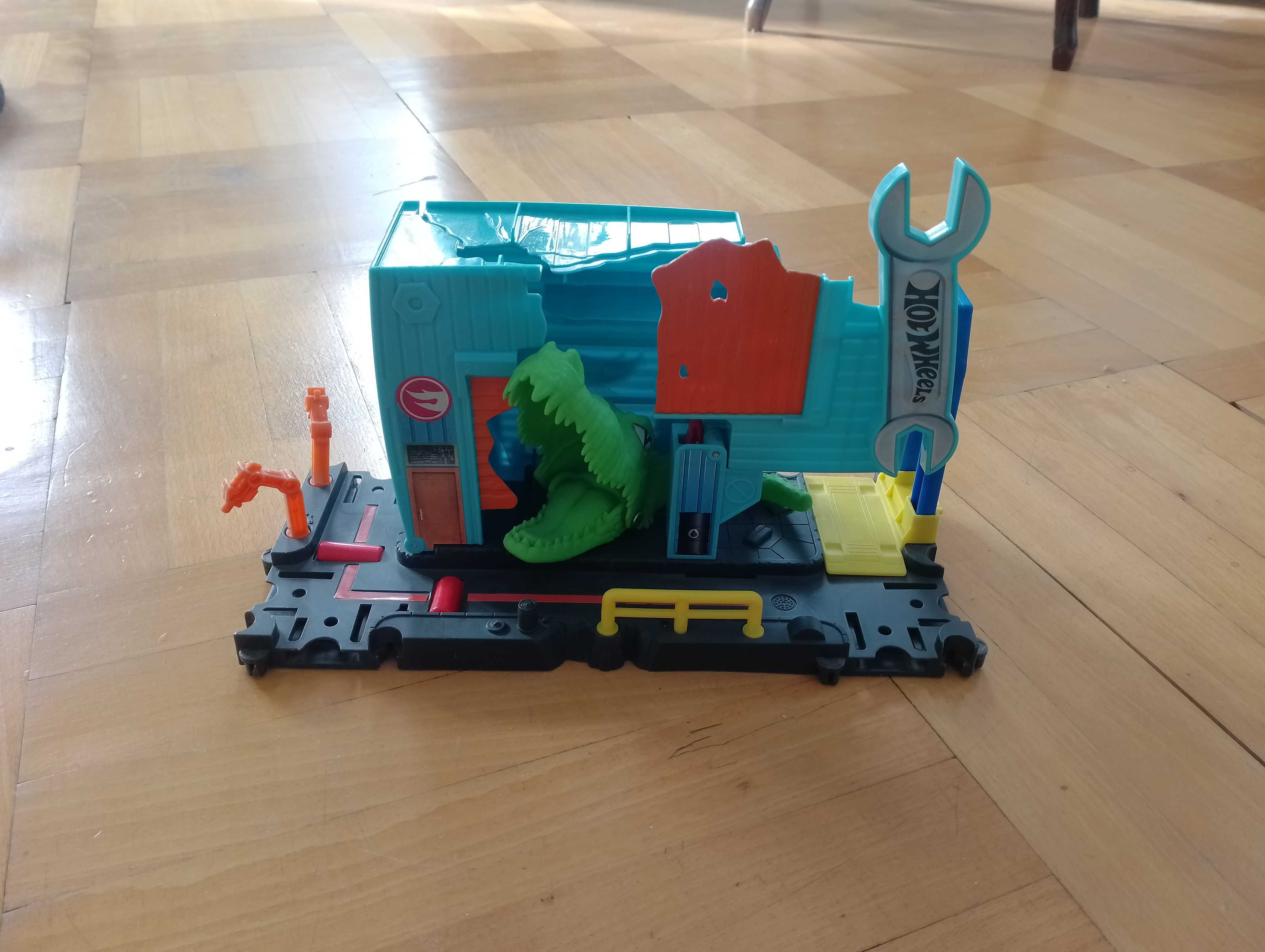 Hot Wheels City Gator Garage Attack Play Set