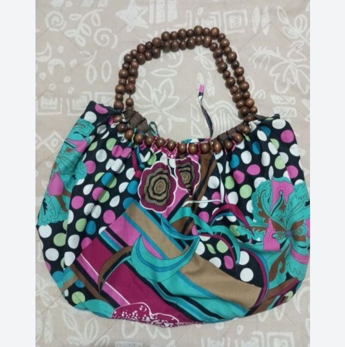 Geantă de damă din material textil cu toarte din mărgele de lemn