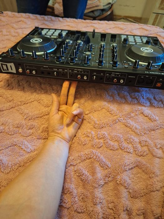 Consola Traktor kontrol S4 în stare perfecta