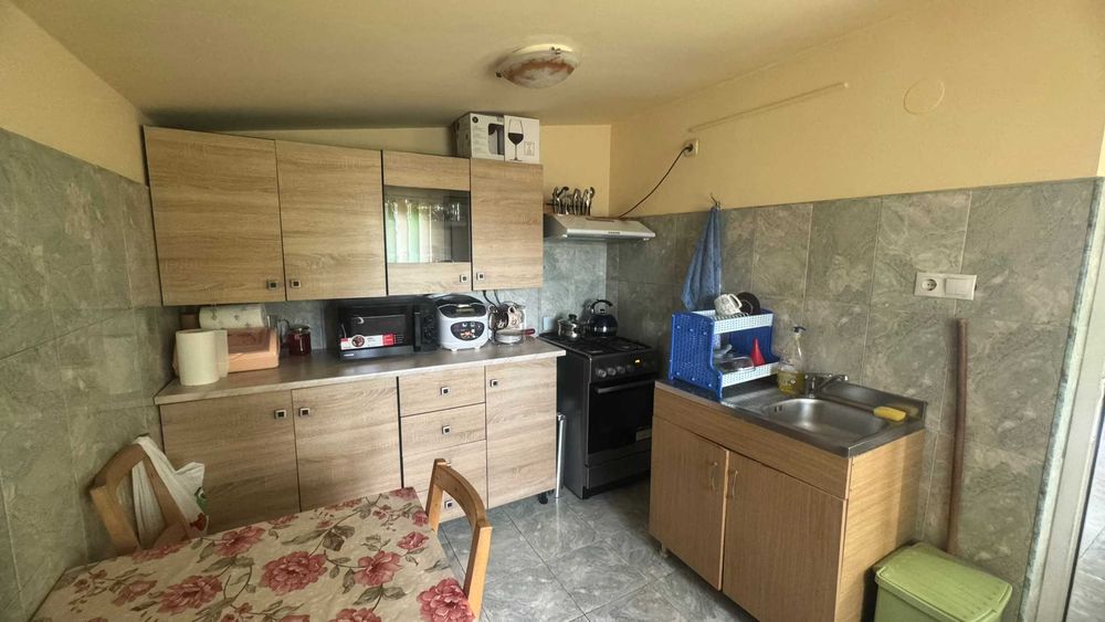 Casa solida din beton si caramida, complet utilata