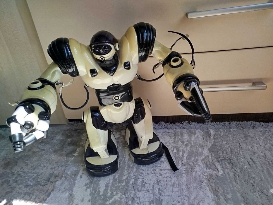 Детски робот с дистанционно лимитирана серия